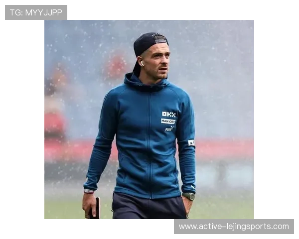 足球球星运动裤时尚穿搭解析 展现运动与潮流完美融合